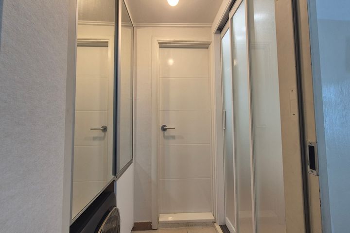 Fully furnished, renovated, 5th floor with el 8th image