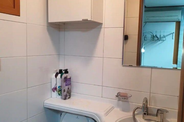 Room 201 9th image