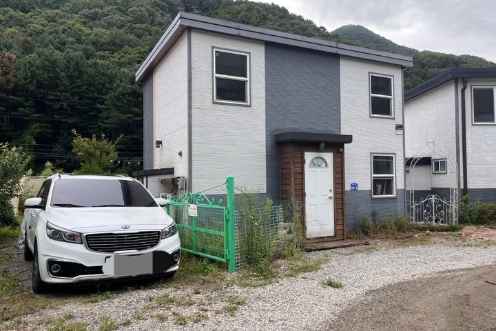 A stylish detached house in front of a valley 10th image