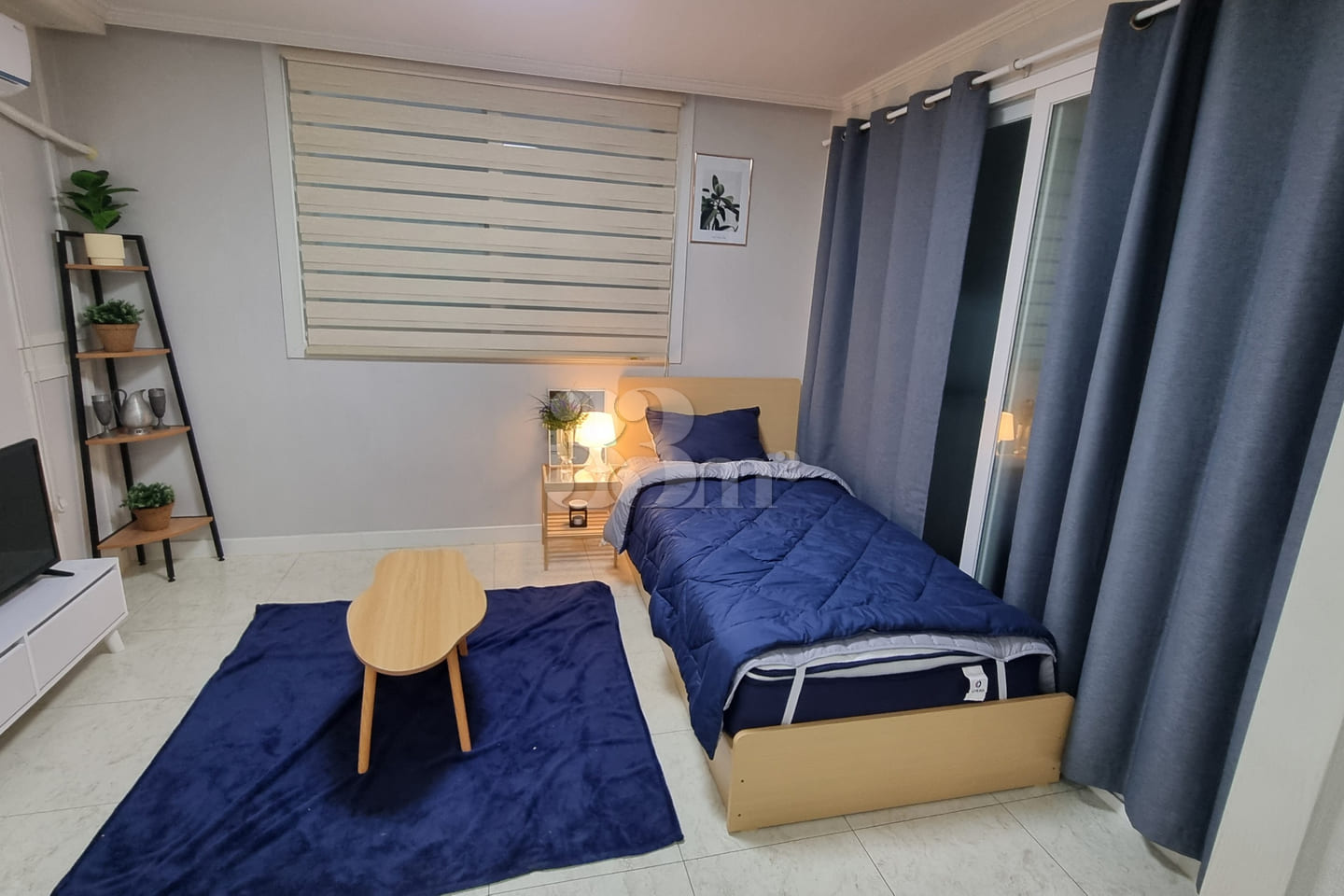 It is a neat, newly built room. 2th image