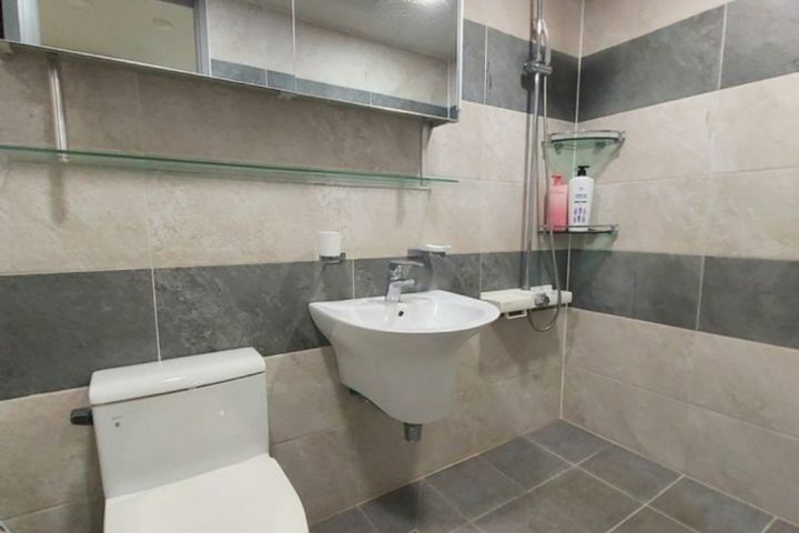 Fully furnished apartment in the Gunpo Statio 5th image