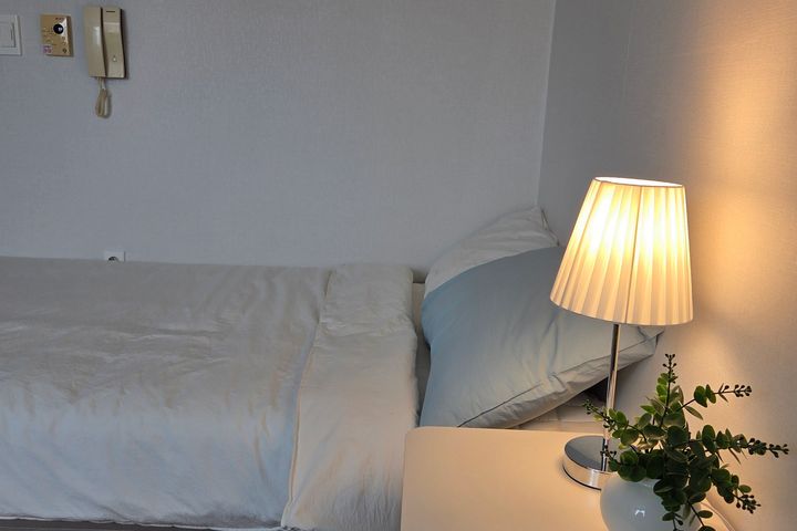 A sunny and cozy room 1th image