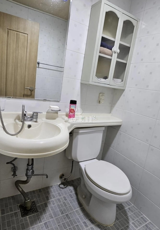 5 minutes from Yeongtong/Mangpo Station (Hana 12th image