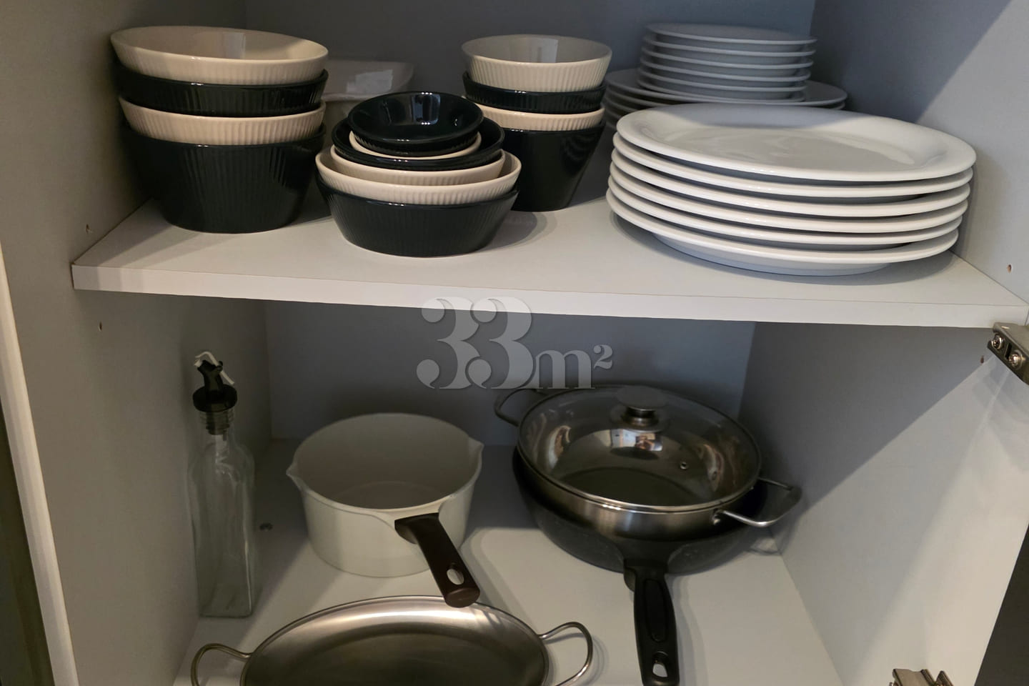 Spacious 40-pyeong unit with a large living r 9th image