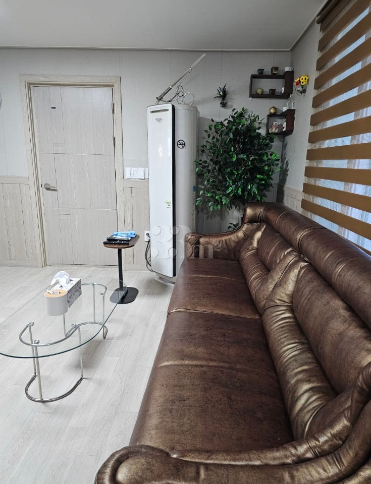 A lovely, well-appointed home 1th image