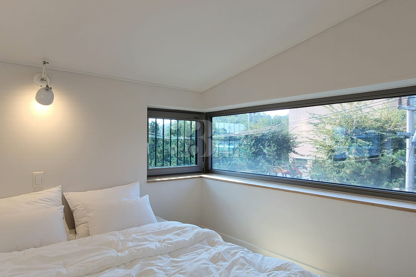 Top-floor unit overlooking the lake park [adj 16th image