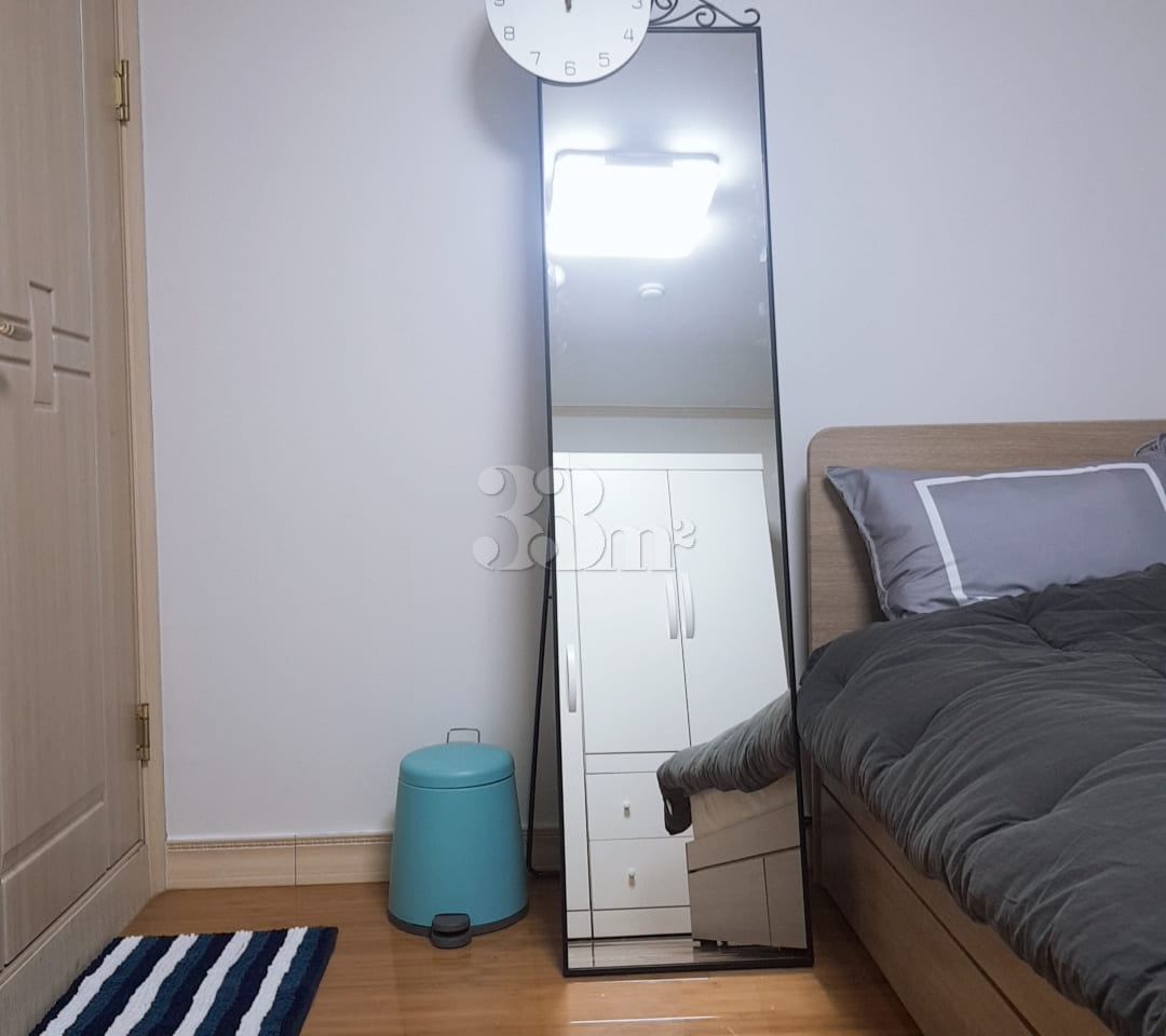 A room spacious enough for two people. 3th image