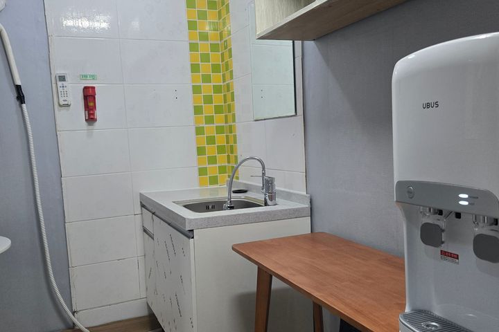 Fully furnished, women-only accommodation nea 14th image