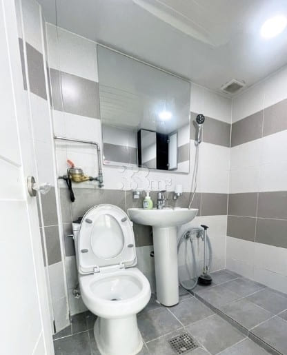 Semi-basement two-room unit near the station 4th image