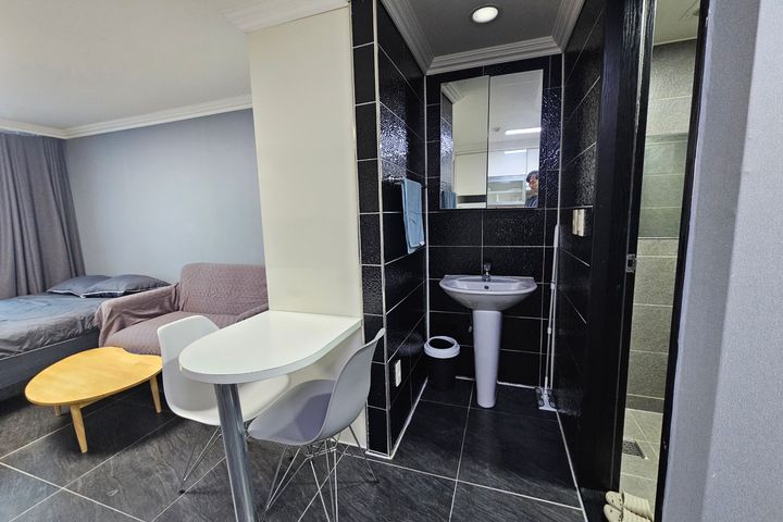 One-room apartment near Busan Dusil Station, 2th image