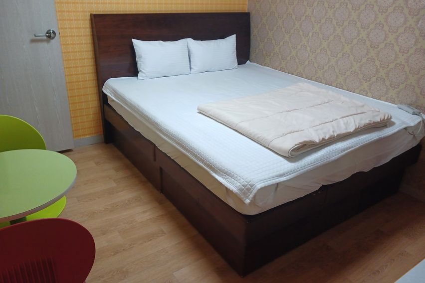 Motel bed room 0th image