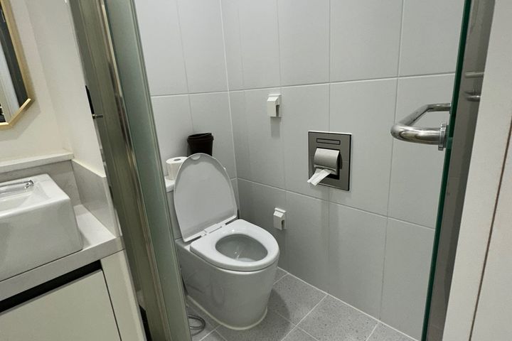 Brand-new two-room unit, parking available. 9th image