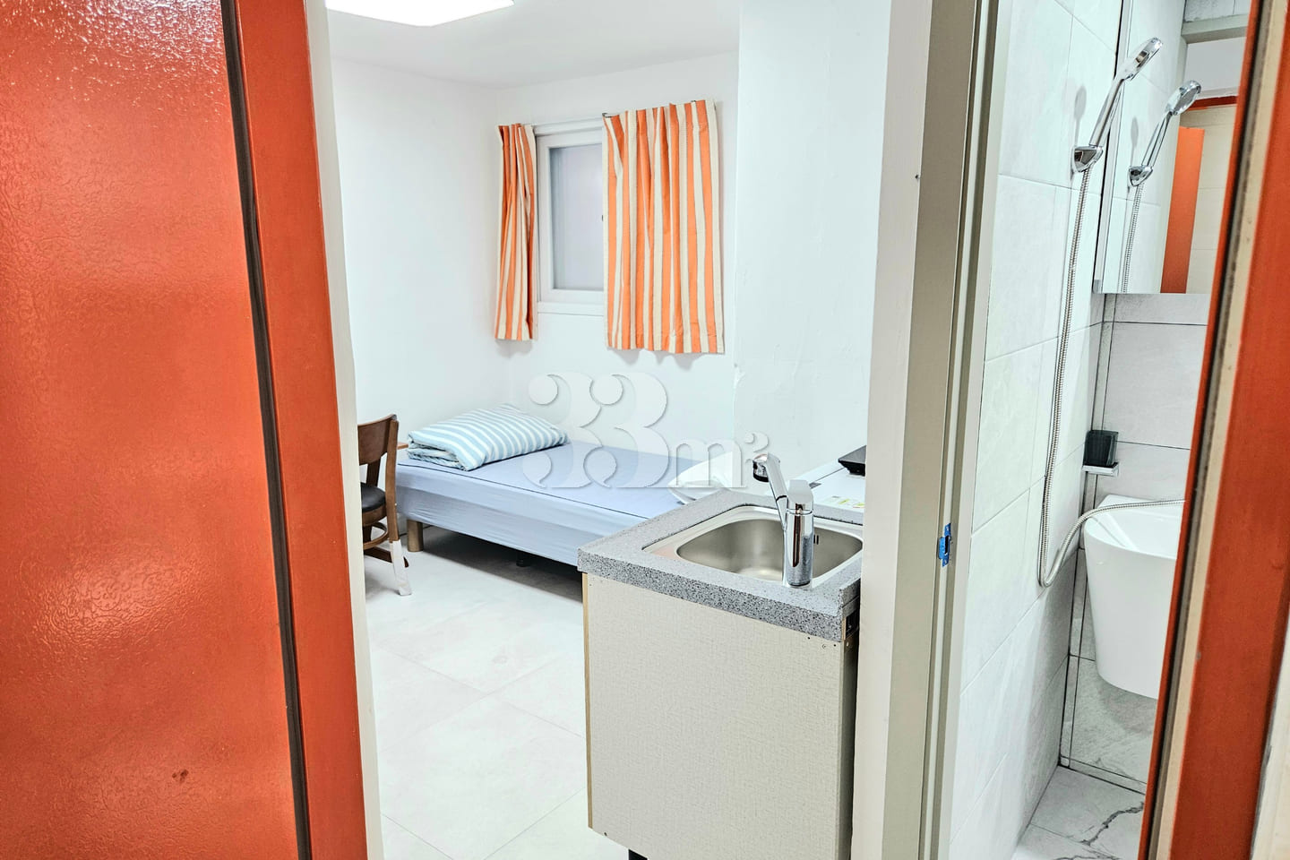 Clean studio apartment in a triple station ar 1th image