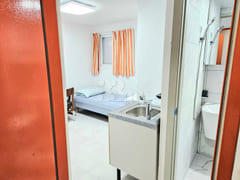 Clean studio apartment in a triple station ar 1th image