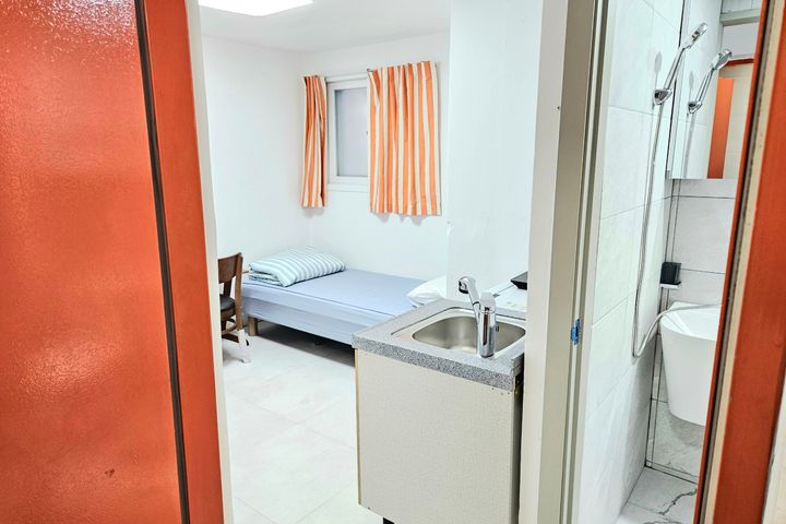 Clean studio apartment in a triple station ar 1th image
