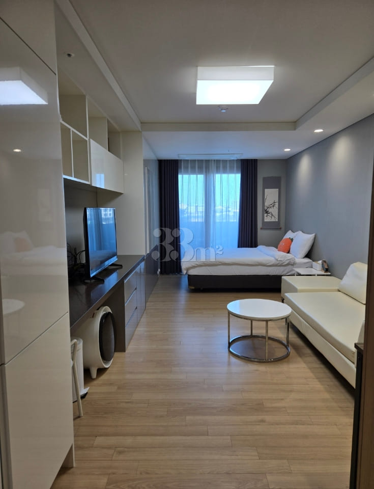 An attractive accommodation with a sea view. 3th image