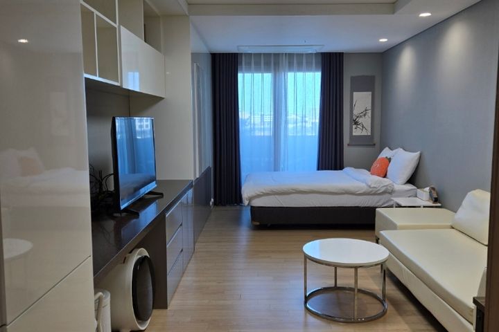 An attractive accommodation with a sea view. 3th image