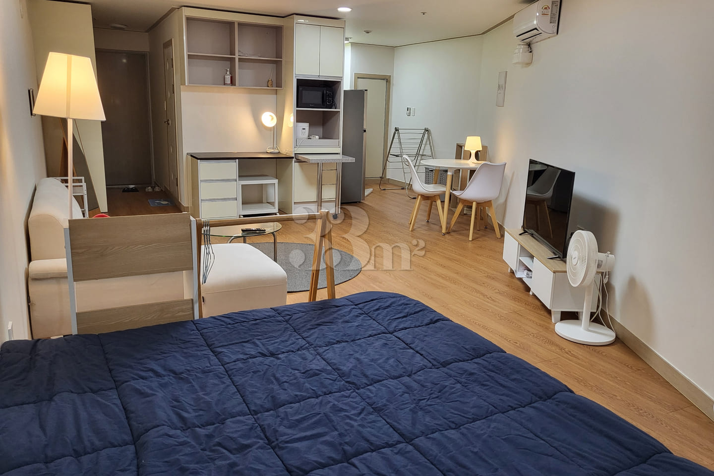 Spacious room, stylish room, close to the sta 1th image