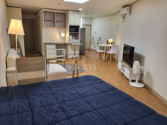 Spacious room, stylish room, close to the sta 1th image