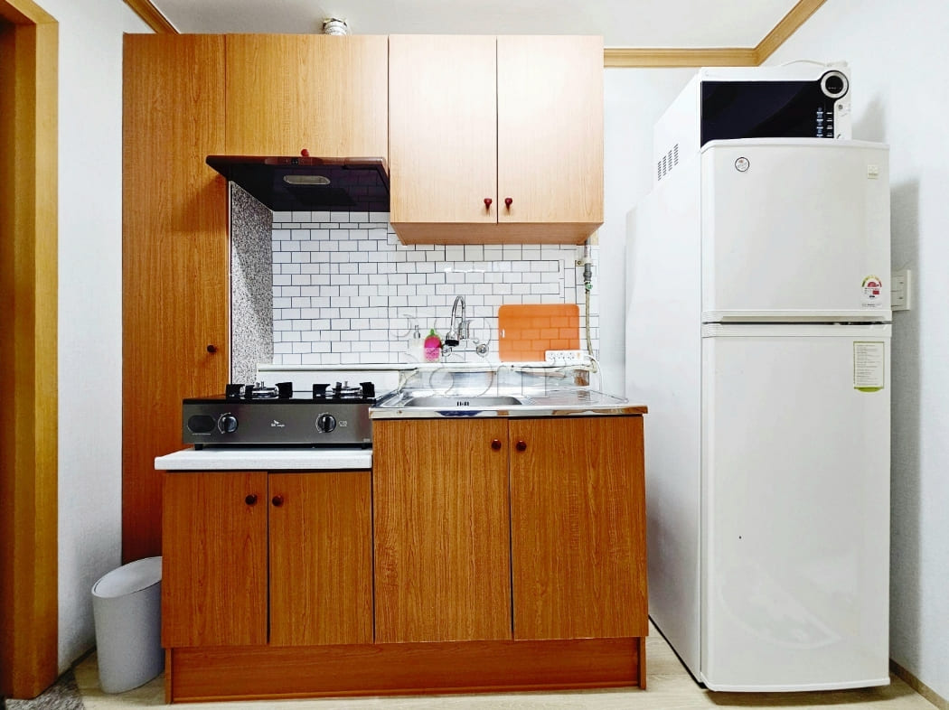 Fully furnished studio apartment near the cou 9th image