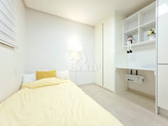 4-minute walk to White Room 0th image