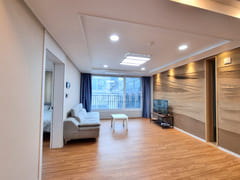 10 mins to airport | Sleeps 6 | 3 bedrooms 0th image