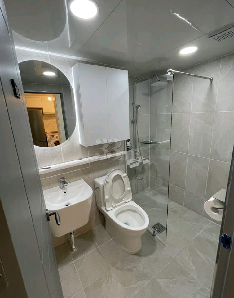 Luxury Two-Bedroom Apartment, 3 Minutes from 7th image