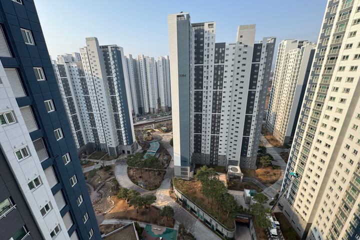 A clean house with a good view. 0th image