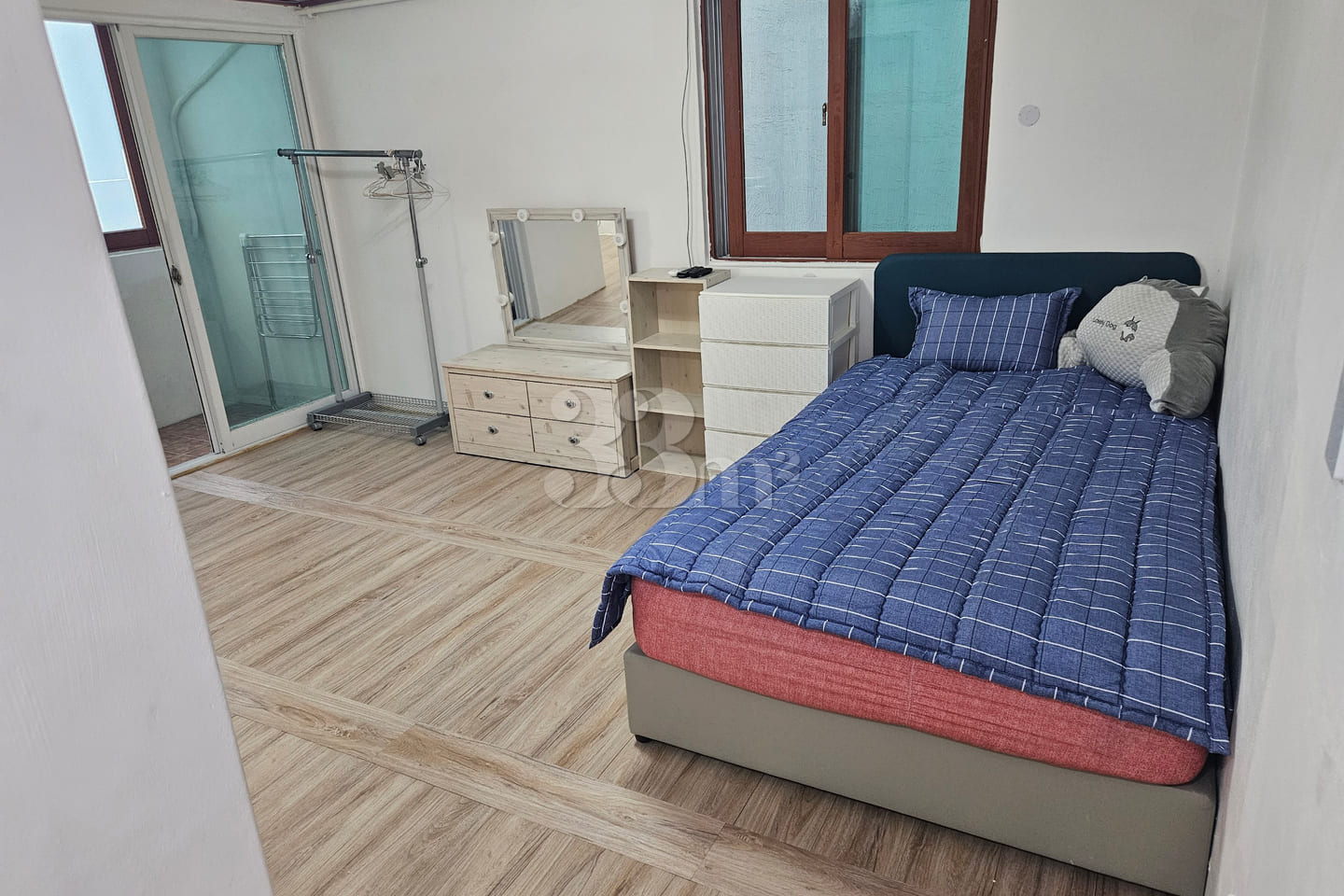 Plush, high-end bed 0th image