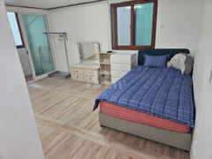 Plush, high-end bed 0th image