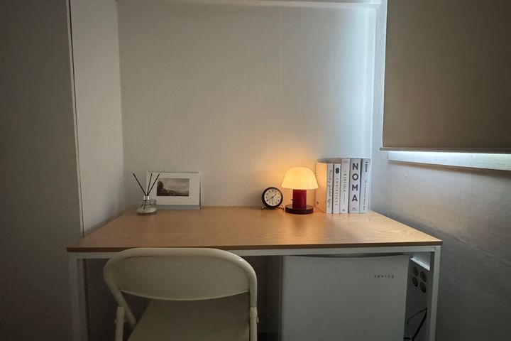 Mini-room with an exterior window and good ve 5th image