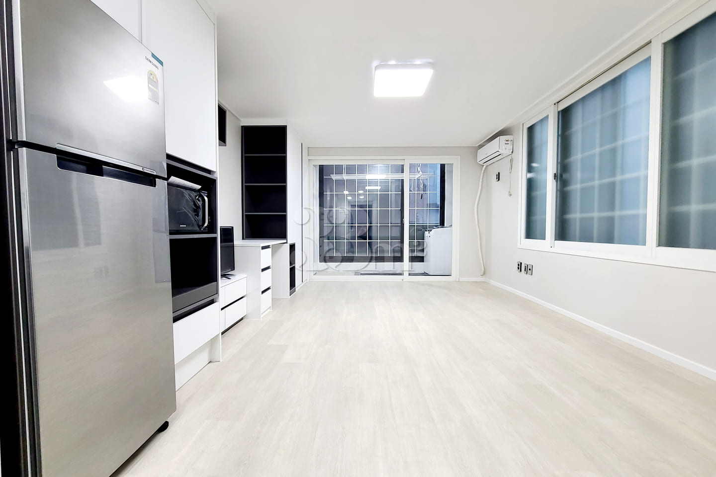 Clean, fully-furnished studio apartment 4th image