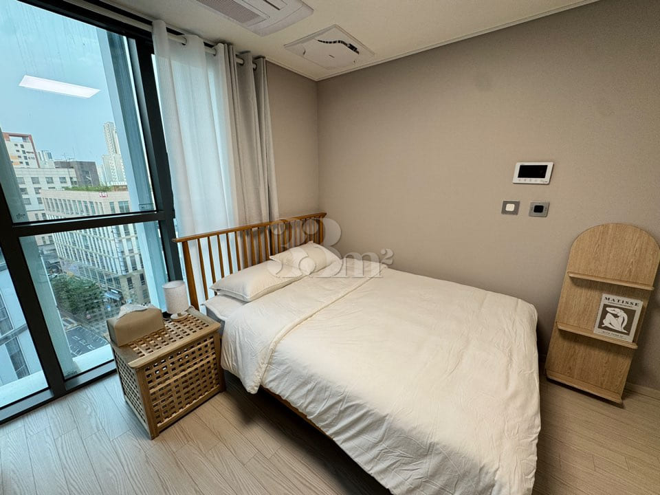 Fully furnished unit right in front of the Se 5th image