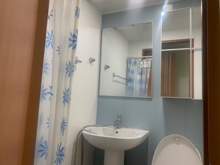 깔끔하고 넓은 방