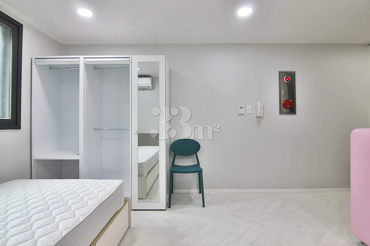 42 Studio Apartment on a Main Road in Hongdae 5th image