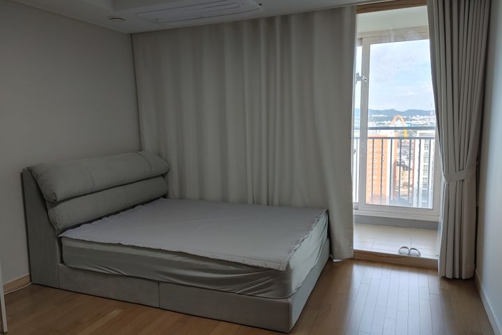 Spacious 3-bedroom apartment in Cheongna, Inc 3th image