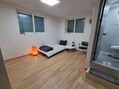 Spacious and clean room 3th image
