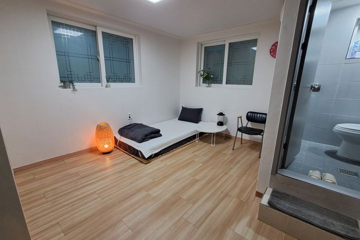 Spacious and clean room 3th image