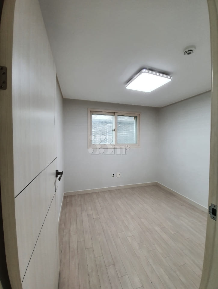 Clean and conveniently located (302) 4th image