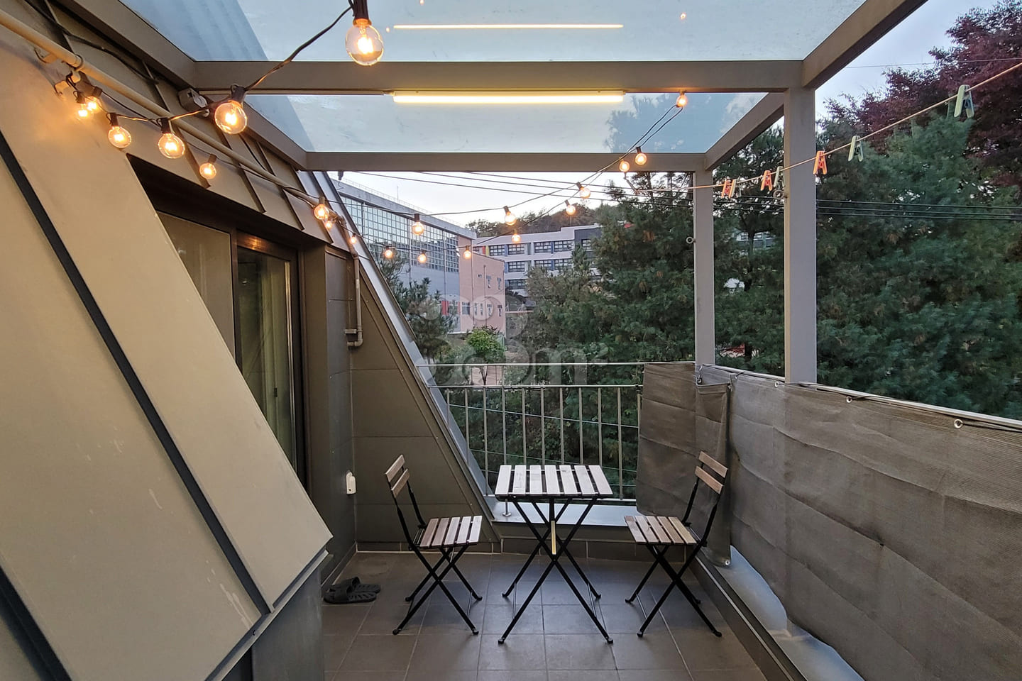 Top-floor unit overlooking the lake park [adj 9th image