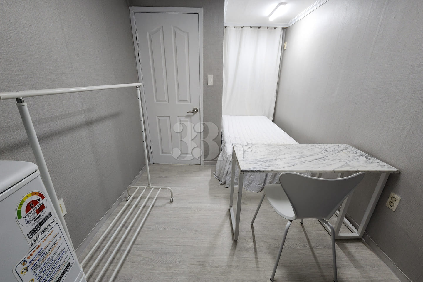 Clean, south-facing studio apartment 2th image
