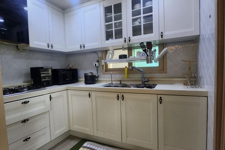 3-bedroom, 2-bathroom apartment near the subw 11th image