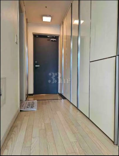 Spacious studio apartment in the center of Ch 6th image