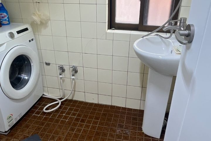 Large room with parking for pets 5th image