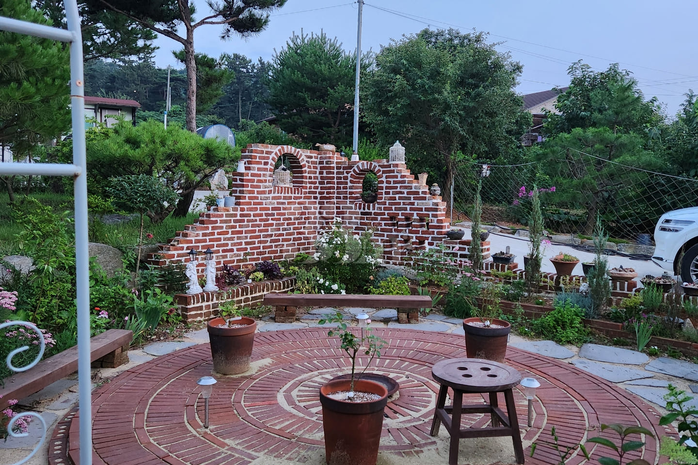 A room with a pretty garden in the forest. 15th image