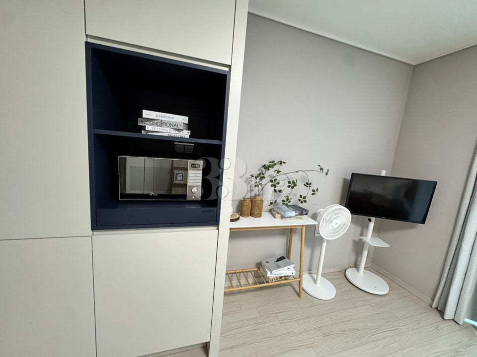 Fully furnished unit right in front of the Se 10th image