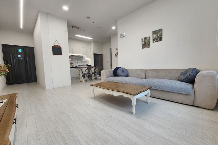 Brand-new, spacious two-room unit; parking av 2th image