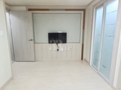 Sunny and Clean Studio Apartment 1th image