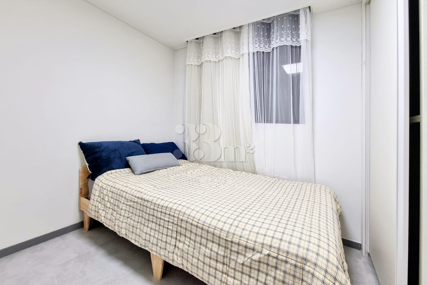 Sunny, fully furnished unit 9th image