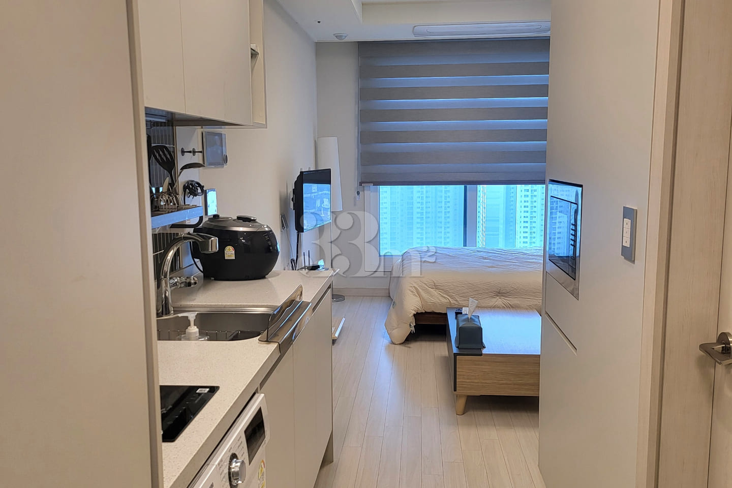 New studio apartment in a prime location righ 6th image